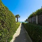 Seaview Escape Meneou
